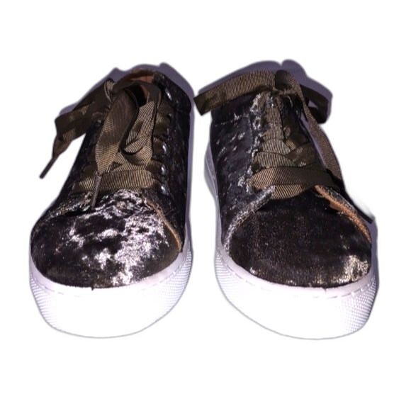 Qupid Reba Retro Inspired Green Velvet Fashion Sneaker Size 5.5 - Picture 2 of 9